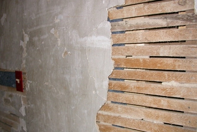 Hur man spacklar väggar i ett trähus
