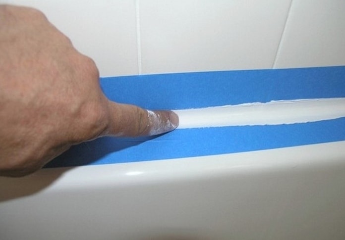 Hur man dekorerar fogen mellan badkaret och plattorna med silikon