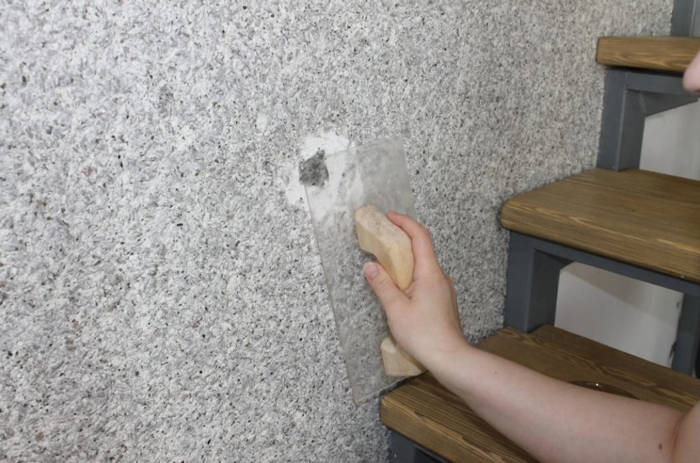 Hur man tar bort flytande tapeter från väggen