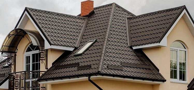 Att välja ett tak av metallplattor för ditt hem