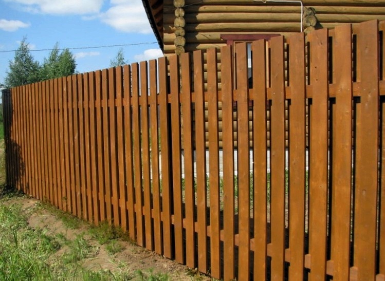 Välja ett staket för ett hus på landet