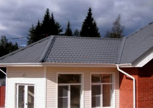 Uppförande av taket på ett hus på landet