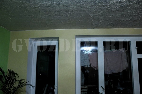 Montering av ett plasthörn mellan fönsterkarmarna och väggen